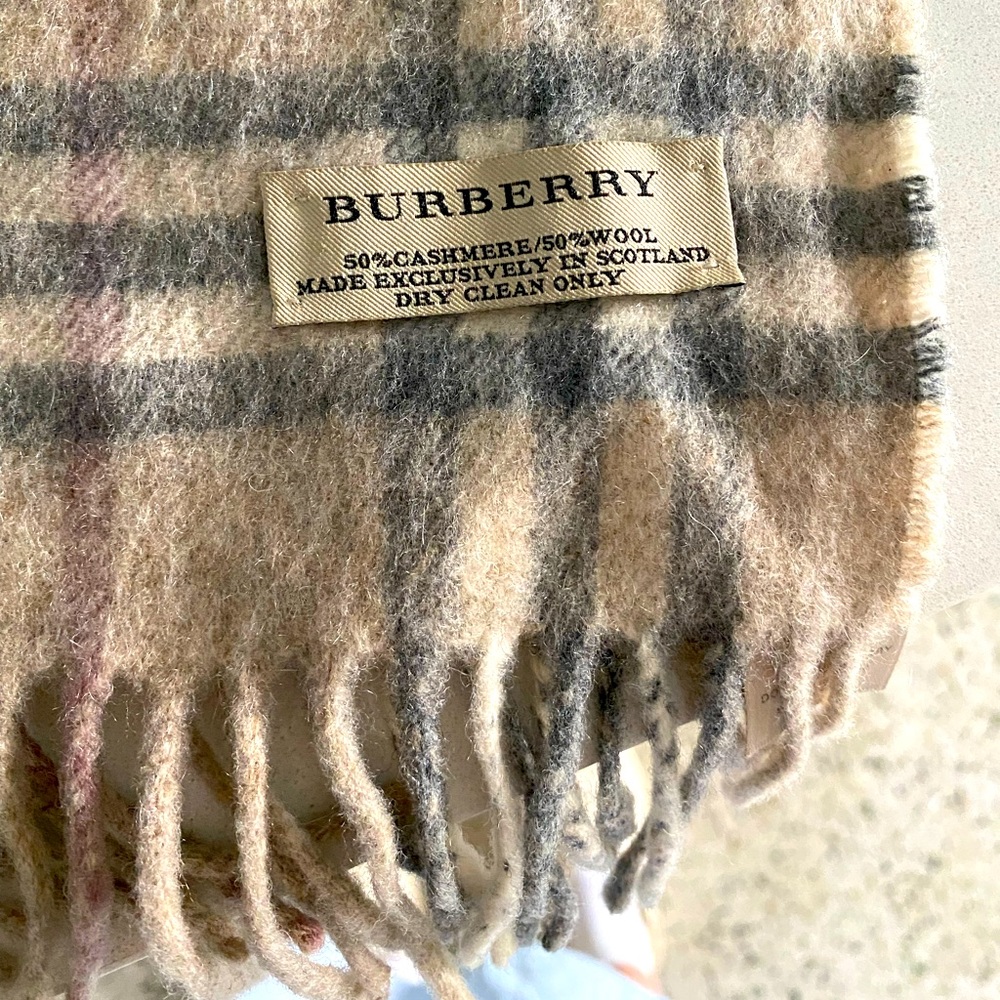 Burberry scarf 50% wool 50% cashmere. Needs a light steam or iron. Lightly worn